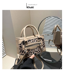 Detalle de bolso bandolera de leopardo caqui con correa ajustable y bolsillo con cremallera