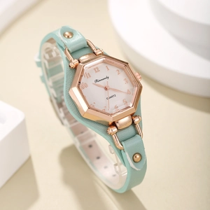 Détail macro de la montre hexagonale or rose avec bracelet cuir vert menthe et clous