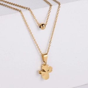 Collier double couche en acier titane doré avec perle et pendentif ange sur fond blanc