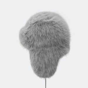 Dettaglio della trama in ecopelliccia grigia su un colbacco invernale di peluche