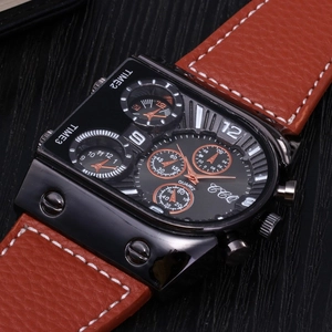 Dettaglio orologio quarzo grande quadrante nero, cinturino pelle marrone con cuciture.