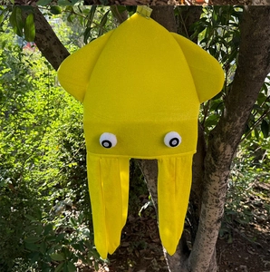 Detail van de gele pluche octopus muts met tentakels en grappige cartoon ogen buiten
