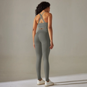 Detailansicht des Sport-BHs mit Kreuzrücken und der nahtlosen High-Waist-Leggings