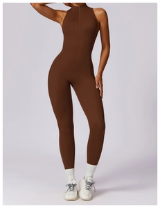 Détail macro de la fermeture éclair arrière et du tissu extensible du body de yoga marron foncé