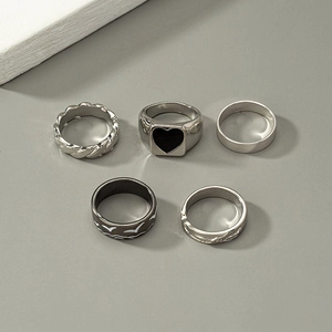 Set di 5 anelli vintage in argento con sigillo a cuore e fasce punk intrecciate