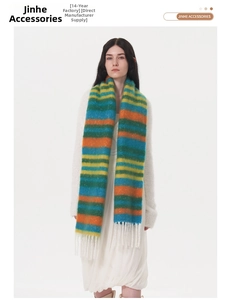 Détail de l'écharpe d'hiver à rayures colorées avec franges blanches et texture douce