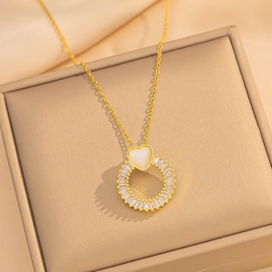 Detailansicht der Goldkette mit Herz-Opal und Zirkonia-Anhänger in Schmuckschatulle