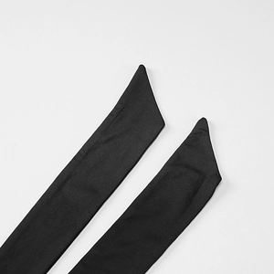 Gros plan des lacets en tissu noir avec texture tissée sur la robe à col en V