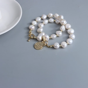 Bracciale di perle d'acqua dolce barocche con ciondolo a moneta d'oro e chiusura a T