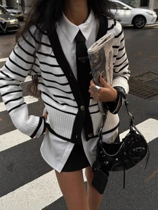 Klassische schwarz-weiß gestreifte Strickjacke mit V-Ausschnitt und Vintage-Knöpfen im Trend