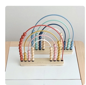 Gros plan d'un boulier arc-en-ciel en bois avec perles pastel pour l'apprentissage