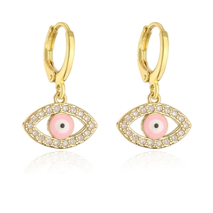 Detail van 18K vergulde evil eye oorbellen met roze emaille en sprankelende kristallen