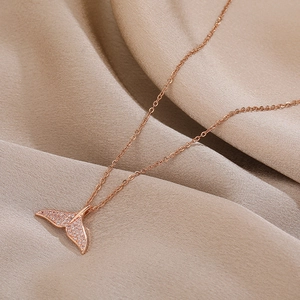 Detailaufnahme des Roségold-Meerjungfrauenschwanz-Anhängers mit Zirkonia auf Seide