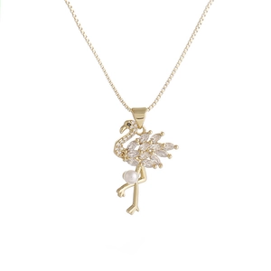 Élégant collier pendentif flamant rose en or 18 carats avec zircons et perle blanche