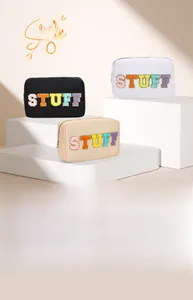 Détail montrant des trousses de toilette en nylon de diverses couleurs avec patch STUFF