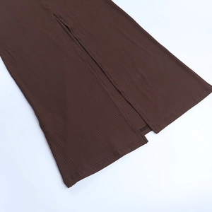 Détail macro du tissu en maille côtelée marron foncé avec fente latérale stylée