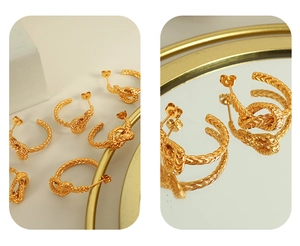 Gros plan de boucles d'oreilles nouées dorées avec texture tressée sur plateau