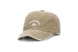 Dettaglio del berretto da baseball retrò con ricamo bianco CALIFORNIA 1987