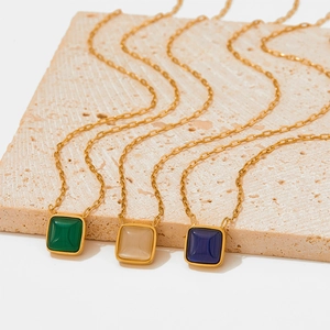 Colliers vintage français en acier inoxydable avec pendentifs carrés en œil de chat