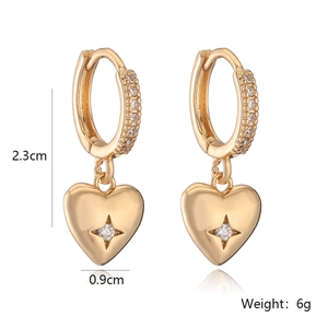 Dettaglio orecchini a cuore in oro con zirconi e misura di 2,3 cm di lunghezza