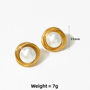 Detail of 15mm vintage heart pearl stud earrings with gold twisted metal trim