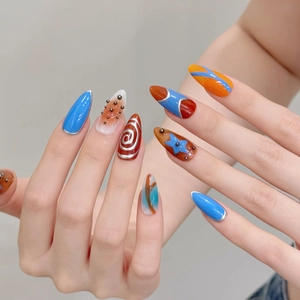 Faux ongles amande cyberpunk avec contours métalliques argentés et motifs d'étoiles