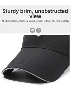 Détail de la visière rigide d'une casquette noire avec liseré gris et texture sergé