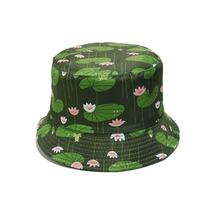 Detailansicht eines dunkelgrünen Anglerhuts mit Lotus-Print und feinen Nähten