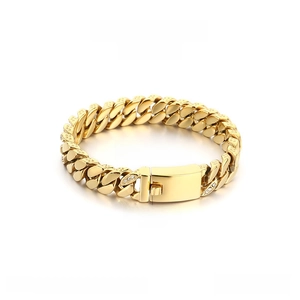 Détail du bracelet gourmette cubain en acier inoxydable plaqué or 18 carats de 12 mm