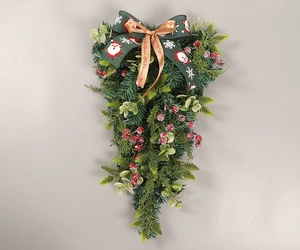 Dettaglio decorazione natalizia a goccia con bacche rosse e nastro Merry Christmas