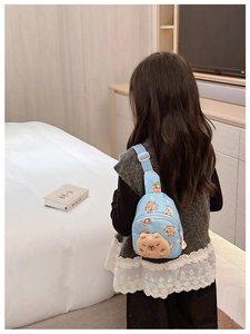 Hellblaue Kinder Brusttasche aus Nylon mit 3D-Plüschbär, getragen von einem Kind