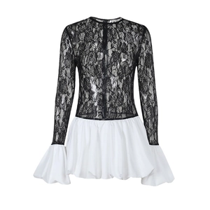 Abito elegante in pizzo nero a maniche lunghe con balze bianche a strati e fiori