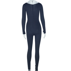 Vista posteriore della tuta blu scuro slim fit con colletto bianco e zip sulla schiena