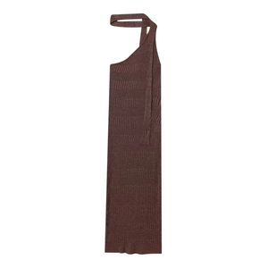 Elegantes dunkelbraunes Strick-Midikleid mit Neckholder und asymmetrischem Schulterdesign