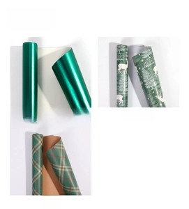 Détail de papier cadeau de Noël avec film vert, motif d'élan et carreaux écossais
