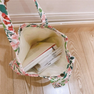 Vue intérieure du sac en toile floral montrant sa grande capacité pour livres et objets