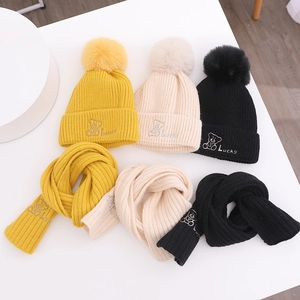 Detailansicht von Kinder-Strickset mit weichen Pompons und Lucky Bär-Stickerei für Winter