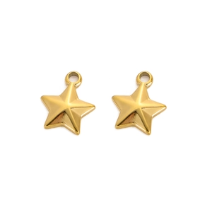 Détail macro de pendentifs étoile dorée polie pour la création de bijoux sur fond blanc
