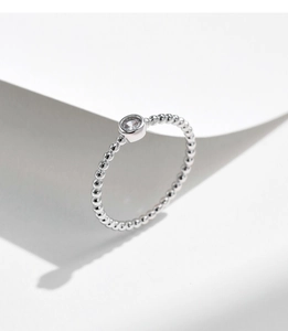 Dettaglio dell'anello a sfere in argento S925 con moissanite rotonda e brillante incastonata