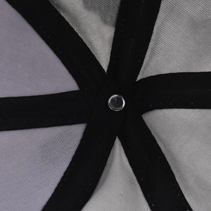 Détail intérieur d'une casquette en denim avec coutures renforcées et rivet métallique
