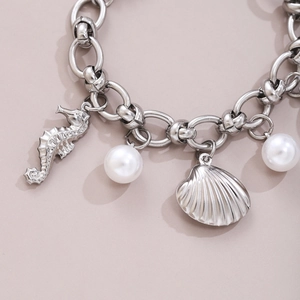 Bracelet océan en acier argenté avec breloques hippocampe, coquillage et perles