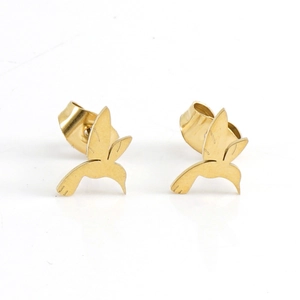 Détail de boucles d'oreilles oiseaux en acier inoxydable doré 14k sur fond blanc pur