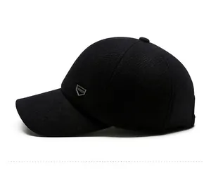 Detail der Winter-Baseballkappe aus schwarzem dickem Stoff mit silbernem SPORT-Emblem