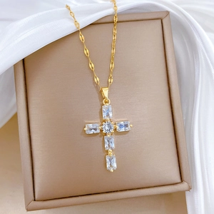 Collier croix doré luxueux avec cristaux scintillants sur un fond de soie élégant