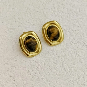 Detail von goldenen Vintage-Ohrsteckern mit braunem Tigerauge und 18k Vergoldung