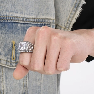 Dettaglio di un anello da uomo di lusso con grande zircone quadrato su denim blu