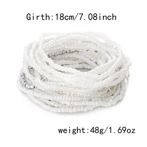 Detail van witte meerlaagse kralenarmbanden met zilveren accenten en afmetingen
