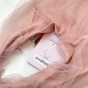 Vue détaillée du sac cabas en maille rose avec texture de tulle superposée pour un look.