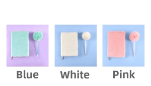 Set taccuino di peluche con penna pompon coordinata nei colori blu bianco e rosa