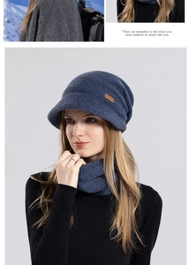 Détail du bonnet en tricot gris-bleu avec visière et écharpe assortie avec doublure polaire